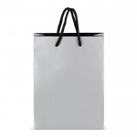 Bolsa de papel para regalo con asas e interior color negro 18x8x24 cm color plateado segunda vista