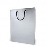 Bolsa de papel para regalo con asas e interior color negro 30x12x40 cm color plateado tercera vista