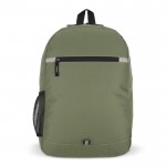 Mochila de RPET con compartimiento frontal y pequeño detalle reflectante color verde oliva