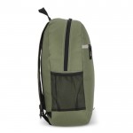 Mochila de RPET con compartimiento frontal y pequeño detalle reflectante color verde oliva tercera vista