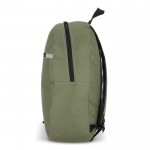 Mochila de RPET con compartimiento frontal y pequeño detalle reflectante color verde oliva cuarta vista