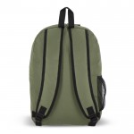 Mochila de RPET con compartimiento frontal y pequeño detalle reflectante color verde oliva quinta vista