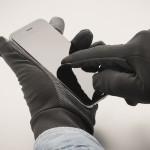 Guantes deportivos táctiles en poliéster para uso de smartphone color negro vista fotografía cuarta vista