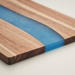Tabla de cortar de madera de acacia con detalle azul de resina epoxi color madera vista fotografía tercera vista
