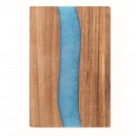 Tabla de cortar de madera de acacia con detalle azul de resina epoxi color madera cuarta vista