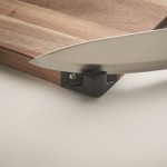 Tabla de cortar de madera de acacia con afilador de cuchillos color madera vista fotografía tercera vista