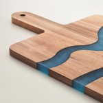 Tabla de servir de madera de acacia con detalle azul de resina epoxi color madera vista fotografía quinta vista
