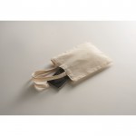 Bolsa de regalo de algodón con asas cortas a color 140 g/m2 color beige vista fotografía tercera vista