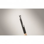 Bolígrafo con pulsador de aluminio con detalle de bambú y tinta azul color negro vista fotografía segunda vista