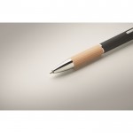 Bolígrafo con pulsador de aluminio con detalle de bambú y tinta azul color negro vista fotografía tercera vista