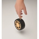 Altavoz inalámbrico en forma de neumático con asa para la muñeca color madera vista fotografía quinta vista