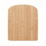Tabla de cortar hecha de bambú en forma de pan con ranura en el borde color madera cuarta vista