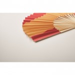 Abanico de bambú con diseño de distintas banderas Europeas color rojo vista fotografía sexta vista