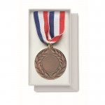 Medalla de hierro con cinta tricolor de azul, blanco y rojo color marrón