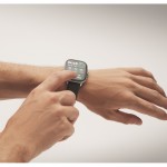 Smartwatch de pantalla LCD táctil y correa de silicona iOS y Android color plateado vista fotografía tercera vista