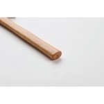 Clásico martillo de carpintero de madera y cabeza de acero color madera vista fotografía tercera vista