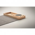 Organizador de escritorio con alfombrilla para ratón y cargador color madera vista fotografía septima vista