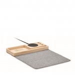 Organizador de escritorio con alfombrilla para ratón y cargador color madera vista de impresión