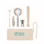 Kit para cóctel con 5 instrumentos claves en una bolsa de algodón color beige vista de impresión
