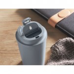 Vaso de doble pared hecho de maíz con capacidad de 350ml color negro mate vista bodegón