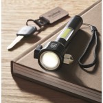 Linterna con martillo y cortador para emergencias con luz COB color negro vista bodegón principal