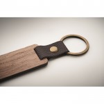 Llavero rectangular de madera con detalle de cuero sintético color madera vista fotografía tercera vista