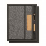 Libreta de tapa dura y fieltro con soporte de bambú para móvil A5 color gris oscuro tercera vista