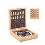 Caja de bambú que incluye juego de ajedrez pequeño y set de vino color madera vista de impresión