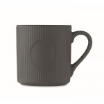 Taza de cerámica de color mate con un acabado en relieve 340ml color gris oscuro segunda vista
