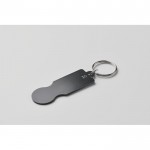Llavero de aluminio reciclado para uso en carro de compra color negro vista fotografía cuarta vista