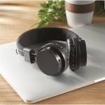 Auriculares inalámbricos plegables con micrófono incorporado color negro vista bodegón
