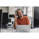 Auriculares inalámbricos plegables con micrófono incorporado color negro segunda vista bodegón