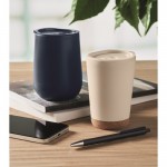 Vaso para llevar de doble pared cierre deslizante en la tapa color azul marino vista bodegón