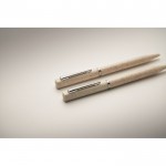 Set de 2 bolígrafos de trigo de paja de tinta azul y grafito color beige vista fotografía cuarta vista