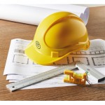 Casco de trabajo con diadema ajustable entre los 52 y 62cm color amarillo vista bodegón principal