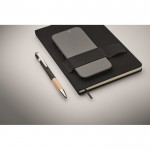 Libreta y bolígrafo con banda elástica para móvil y páginas a rayas A5 color negro vista fotografía cuarta vista