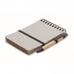 Libreta con bolígrafo de tinta azul y banda elástica hojas a rayas color gris