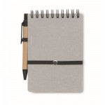 Libreta con bolígrafo de tinta azul y banda elástica hojas a rayas color gris tercera vista
