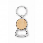 Llavero abrebotellas metálico con detalle circular en bambú color madera segunda vista
