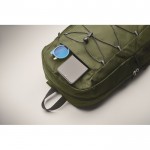 Mochila de poliéster RPET con bolsillos de malla a ambos lados color verde militar vista fotografía tercera vista