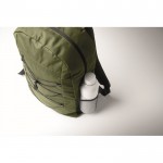 Mochila de poliéster RPET con bolsillos de malla a ambos lados color verde militar vista fotografía cuarta vista
