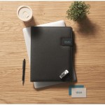 Portafolios de cuero con power bank y cargador inalámbrico A4 color negro vista bodegón principal