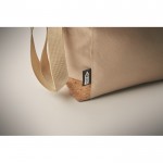 Bolsa nevera de RPET con detalle en la base de corcho 5L color caqui vista fotografía tercera vista