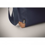 Bolsa nevera de RPET con detalle en la base de corcho 5L color azul marino vista fotografía tercera vista