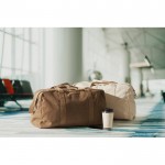 Bolsa de viaje monocromática de tejido reciclado con doble asa color caqui vista bodegón