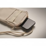Bolsa bandolera para móviles de algodón reciclado y cordón ajustable color beige vista fotografía tercera vista