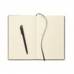 Libreta de tapa rígida  con bolígrafo en el interior A5 hojas a rayas color negro cuarta vista