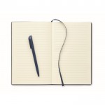 Libreta de tapa rígida  con bolígrafo en el interior A5 hojas a rayas color azul marino cuarta vista