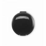 Bálsamo labial vegano con SPF10 y sabor vainilla en estuche redondo color negro tercera vista