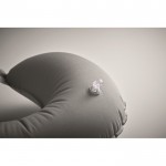 Almohada inflable de viaje con inflador y sistema de vaciado color gris oscuro vista fotografía cuarta vista